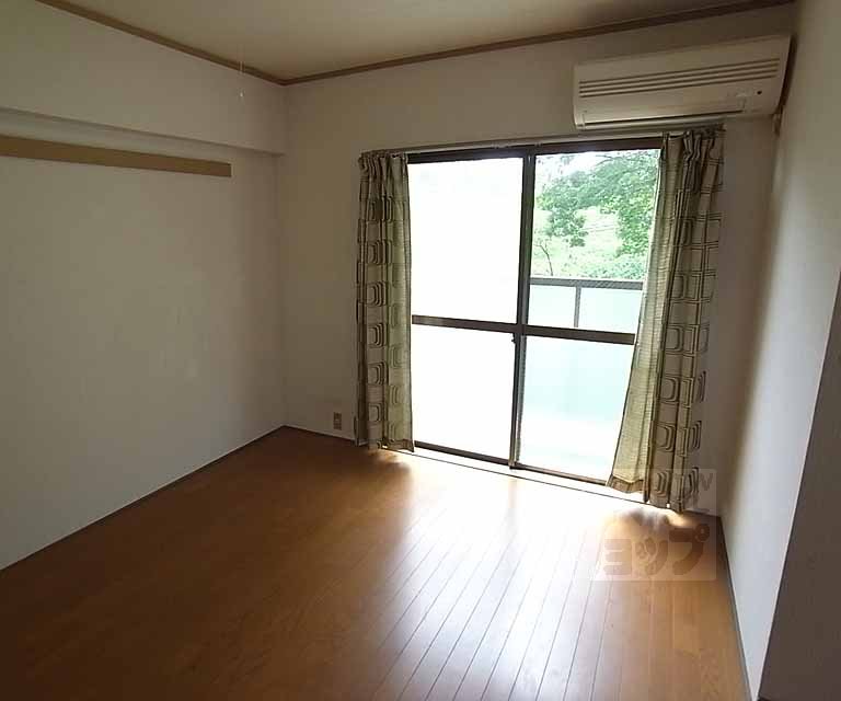 居室・リビング　洋室化完了しています