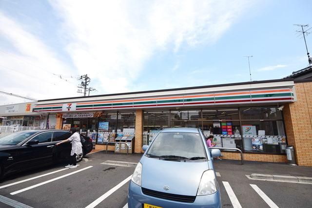 コンビニ　セブンイレブン（コンビニ）まで324m