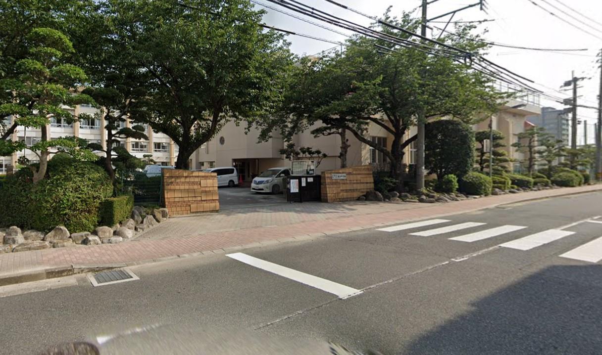 中学校　諏訪中学校（中学校）まで1300m