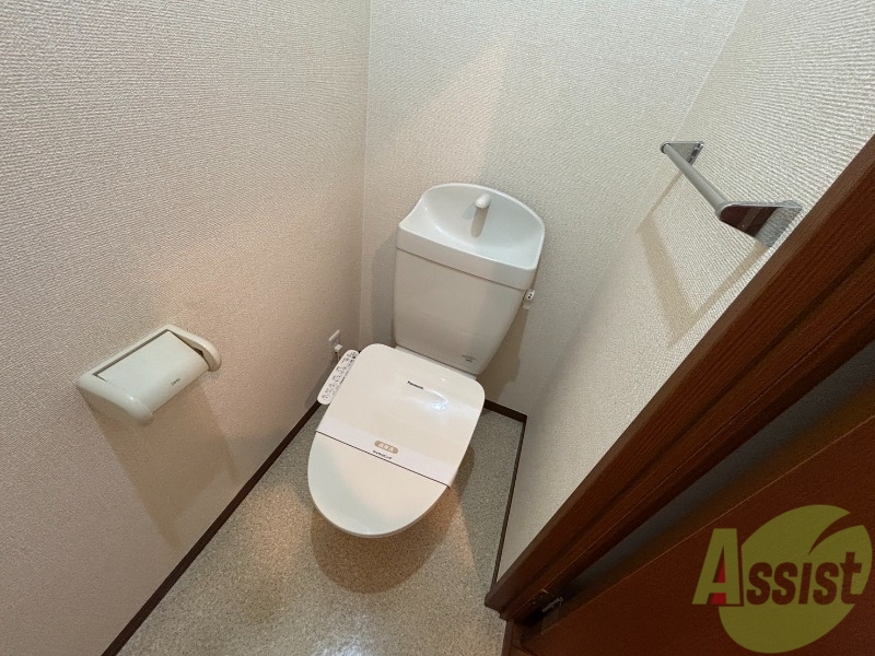 トイレ　トイレはウォシュレット付きで、横にタオルかけがございます。