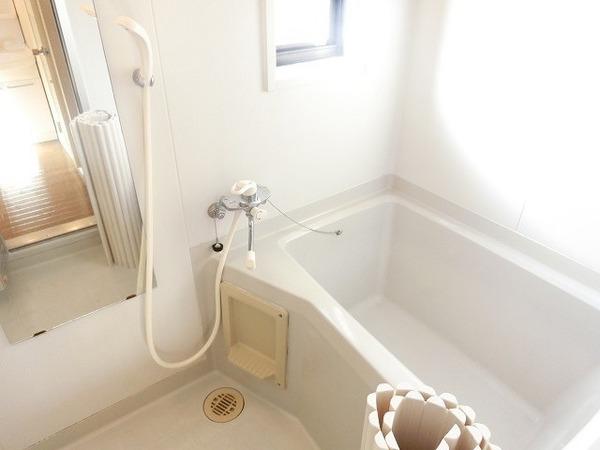 バス・シャワールーム　キレイにリフォームされています！