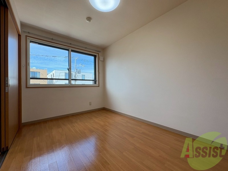 その他部屋・スペース　洋室は白いクロスにブラウンの建具が映えますね～