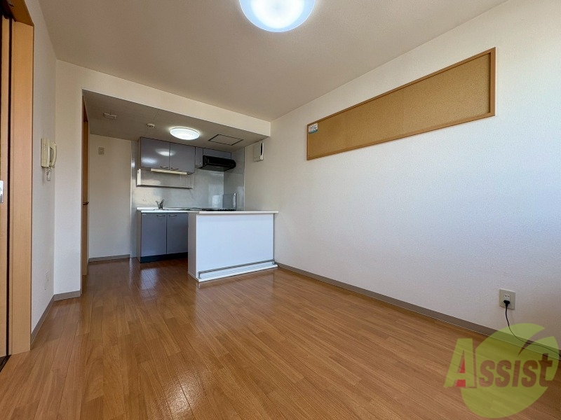 居室・リビング　リビングです。木目のフローリングが落ち着きますね。