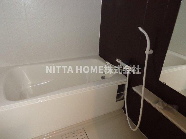 バス・シャワールーム　浴室乾燥機付きのバスルームになります＊