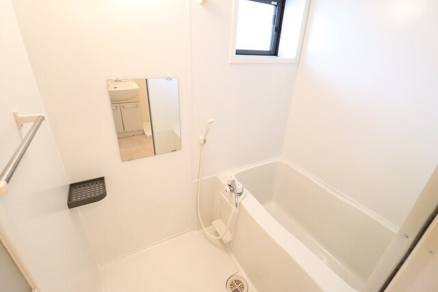バス・シャワールーム　給湯式浴室（小窓付）