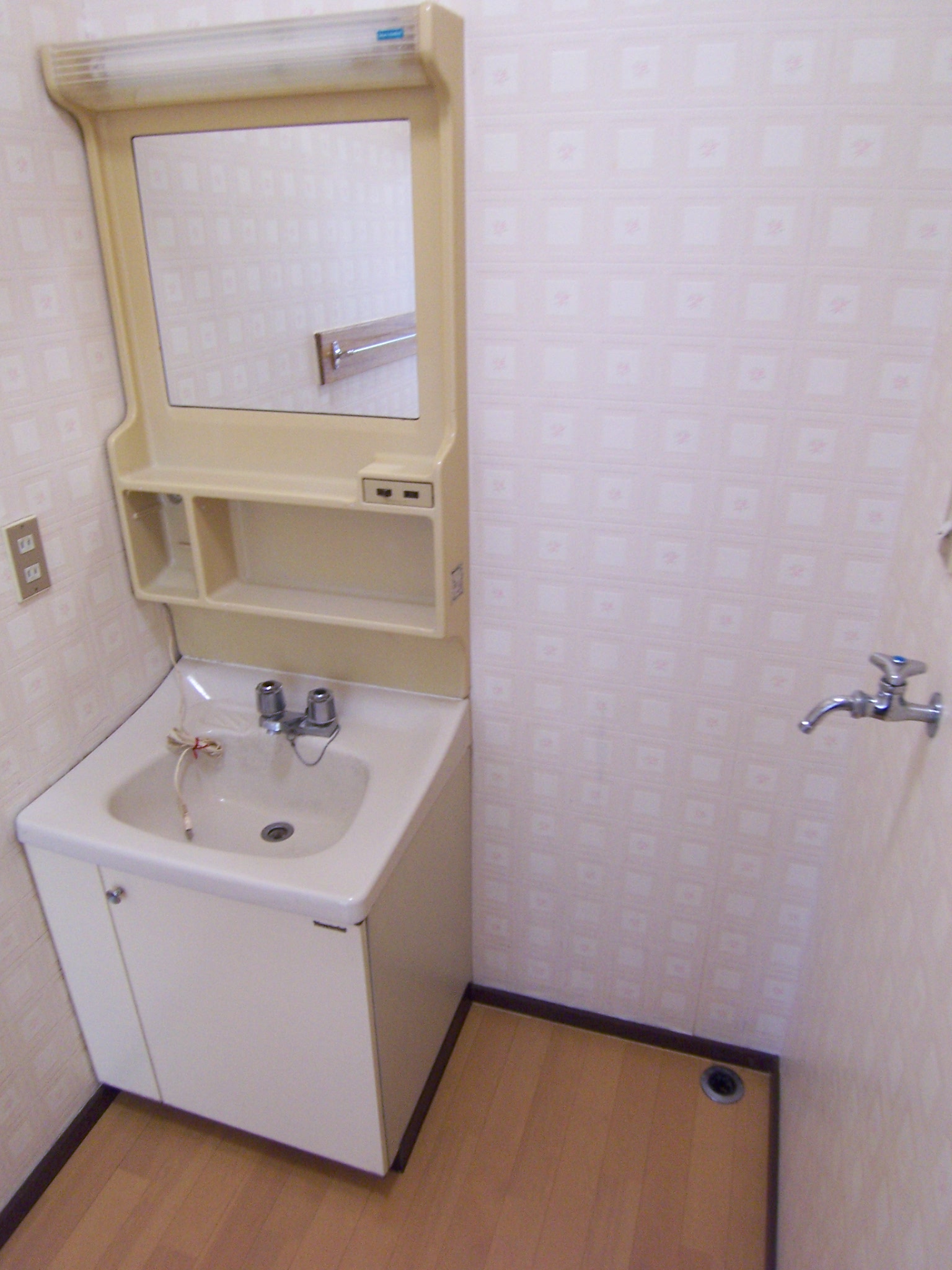 洗面設備　（参考）他室の写真を使用しています。現況優先となります。