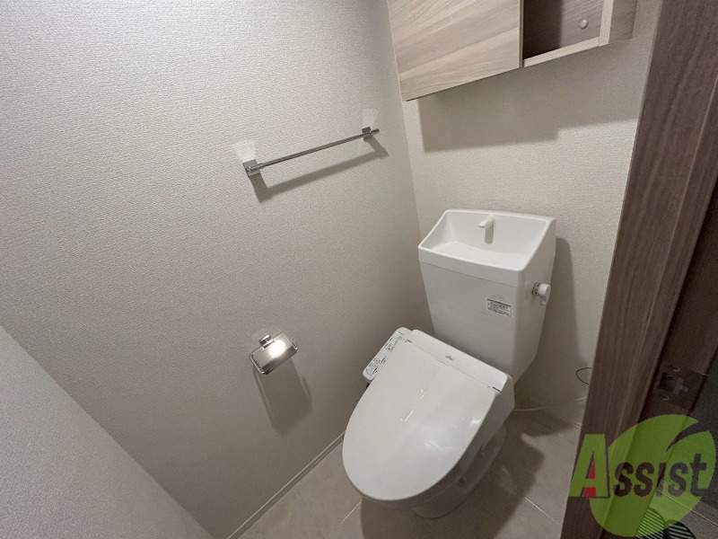 トイレ　温水洗浄便座です。清潔感、広さともに問題無しです。