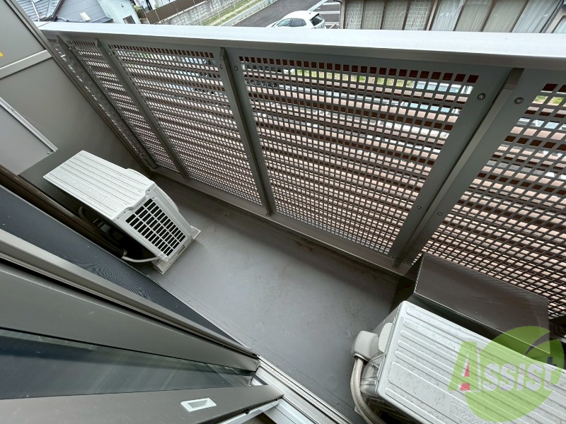 バルコニー　バルコニーは洗濯物を干すのに十分な広さがありますね。