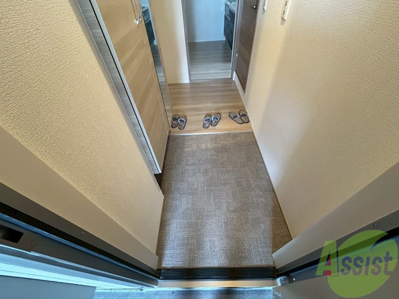 玄関　広めの玄関です。立ち回るのに十分なスペースがあります。