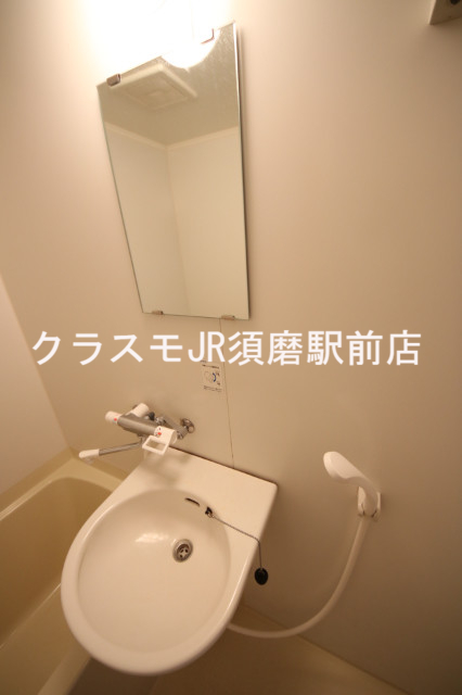 洗面設備　小さな洗面台があります。