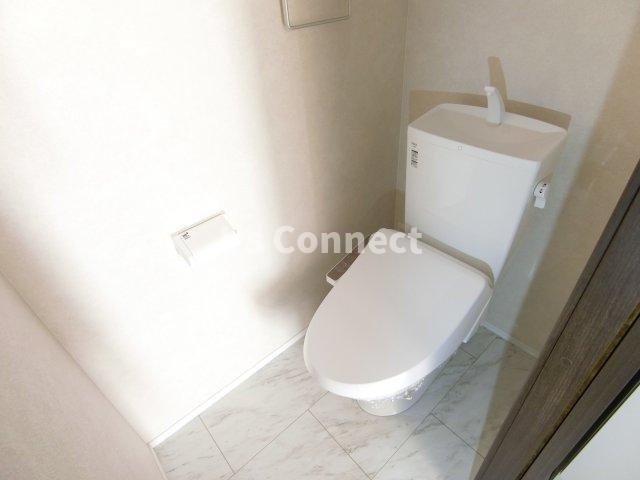 トイレ　温水洗浄便座付きのトイレ。