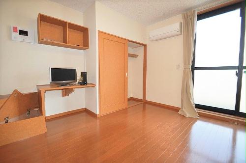 居室・リビング　１階はフローリング、２階は絨毯敷きです。