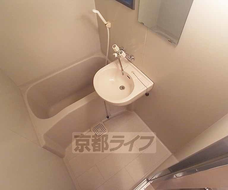 バス・シャワールーム　ユニットタイプのバスルームです。