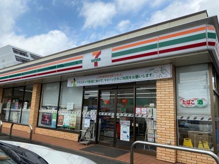 コンビニ　セブンイレブン（コンビニ）まで697m