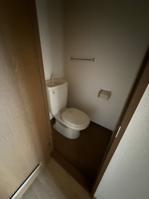 トイレ　同物件別号室の写真です。