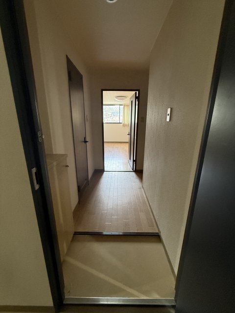 玄関　同物件別号室の写真です。