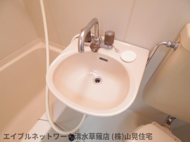 洗面設備　明るい洗面所です