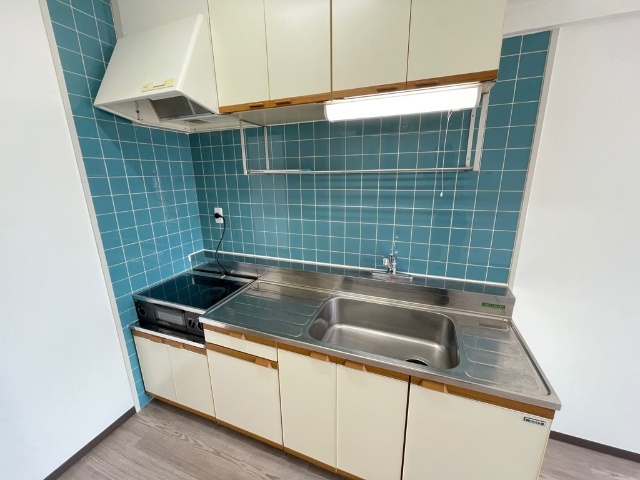 キッチン　ＩＨクッキングヒーター付。広々としたスペース。