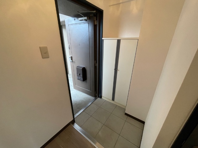 玄関　下駄箱つき玄関。