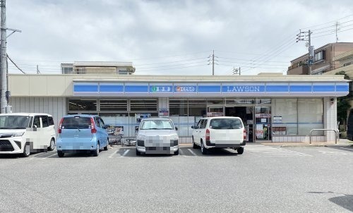 コンビニ　ローソン 川名駅前店（コンビニ）まで124m