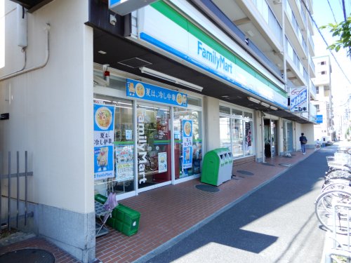 コンビニ　ファミリーマート 川名駅前店（コンビニ）まで82m