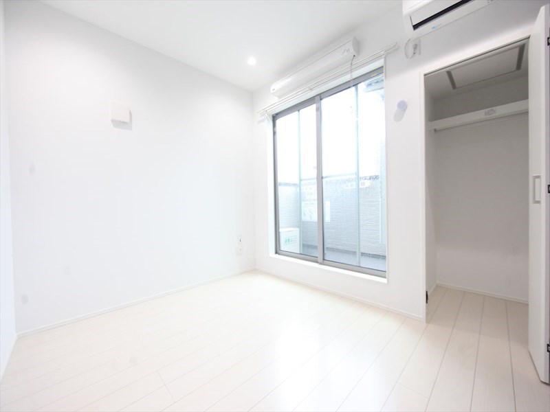 居室・リビング　洋室5.7帖　クローゼット付　バルコニー　同仕様写真