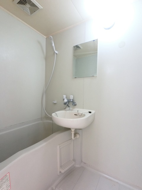 バス・シャワールーム　浴槽があるのでゆったり湯船につかれますね♪