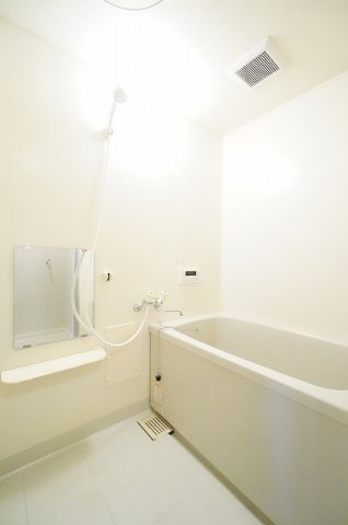 バス・シャワールーム　コンパクトで使いやすいお風呂です