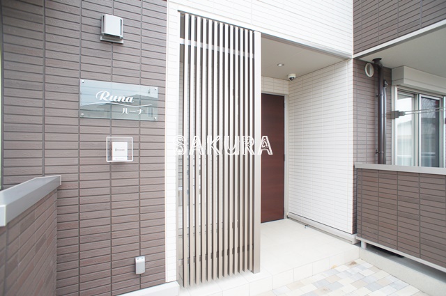 エントランス　重厚感のある建物デザイン♪