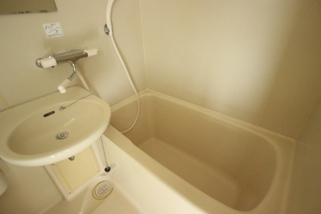 バス・シャワールーム　同物件、別号室のものです。
