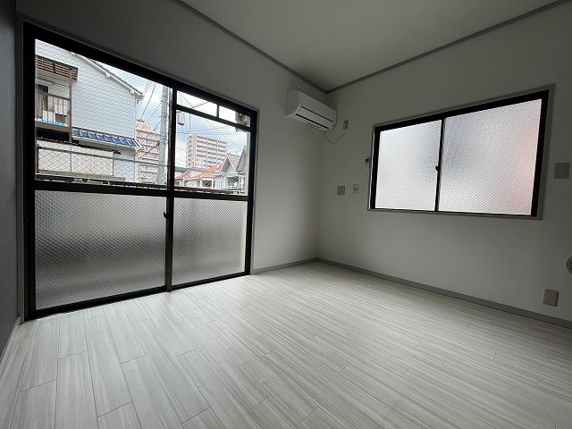 居室・リビング　同物件、別号室のものです。