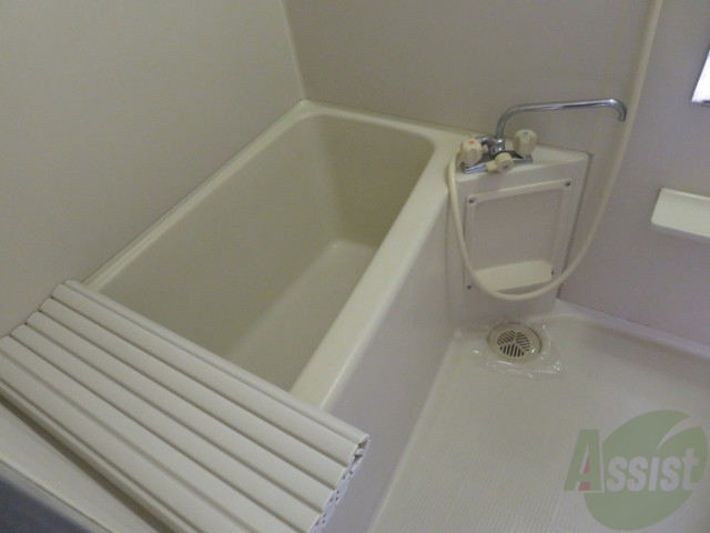 バス・シャワールーム　バスルームは狭すぎず、シャワーも浴びやすそうです。