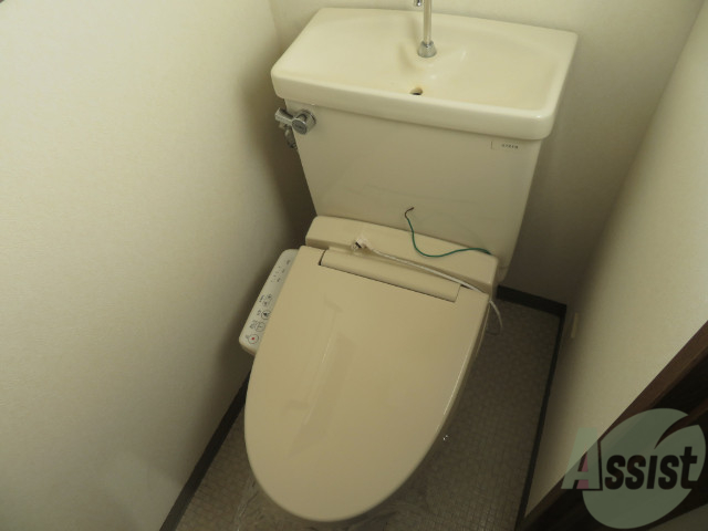 トイレ　ウォシュレット機能がついたトイレです。安心して使用できますね