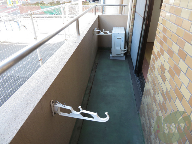 バルコニー　バルコニー。洗濯物がはかどりそうな広さがありますよ。