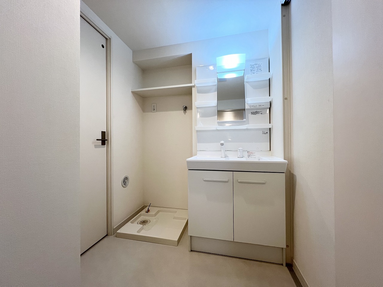 洗面設備　※写真は反転タイプの部屋です。