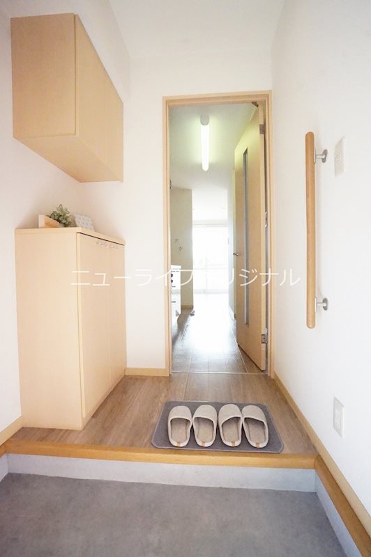 玄関　上下に分かれたシューズボックス