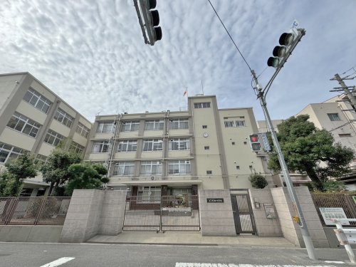 中学校　大阪市立瓜破西中学校（中学校）まで608m