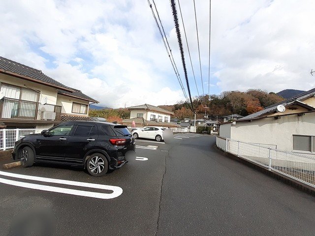 駐車場　駐車場があるので、車を買う予定の方も安心です
