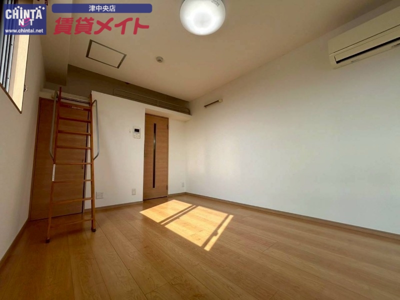 居室・リビング　同物件別部屋のお写真です。