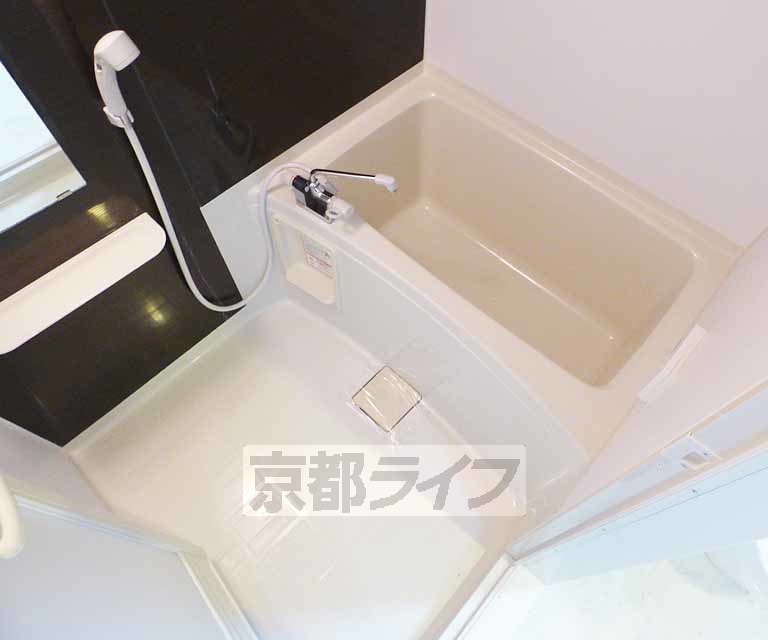 バス・シャワールーム　広々とした浴室です。