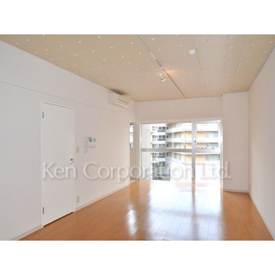 居室・リビング　同タイプ5階のお部屋を撮影。仕様が異なることがあります。