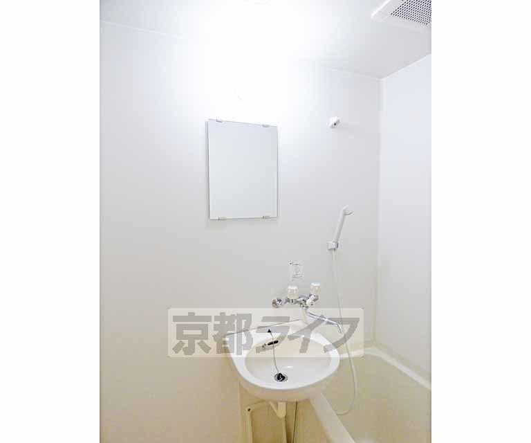 洗面設備　綺麗な洗面台です。