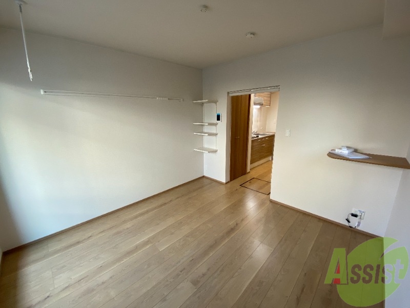 居室・リビング　綺麗なフローリングの洋室です。生活のメインとなる部屋ですね。