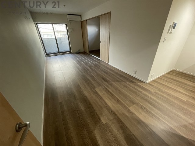 居室・リビング　床が落ち着いた色合いで綺麗です！