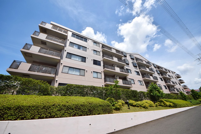 建物外観　～青い空っ、白い雲っ～