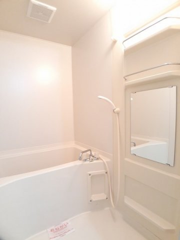 バス・シャワールーム　コンパクトで使いやすいお風呂です