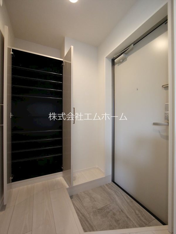 玄関　玄関　シューズボックス付（収納充実してます）