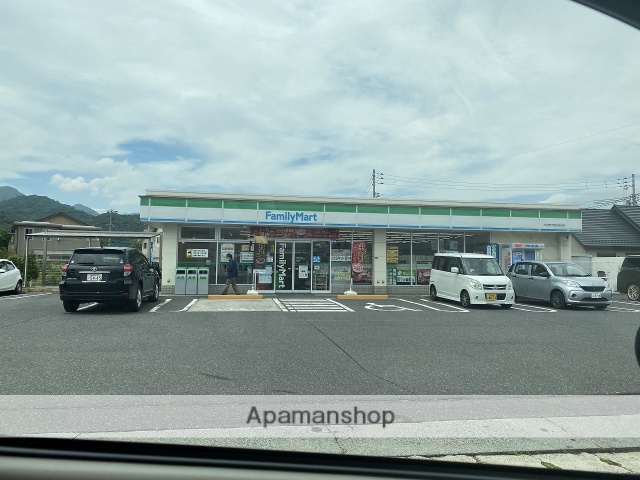 コンビニ　ファミリーマート（コンビニ）まで900m
