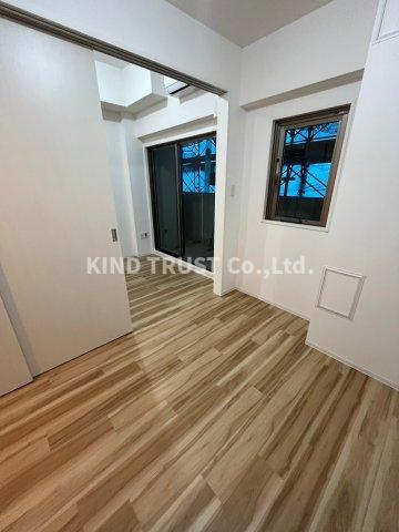 居室・リビング　落ち着いた色調の洋室です