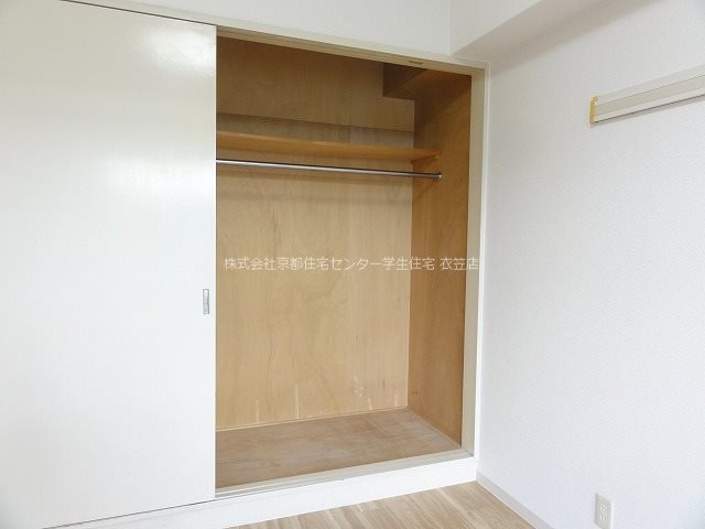 収納　ハンガーポール付で使い勝手の良い収納。